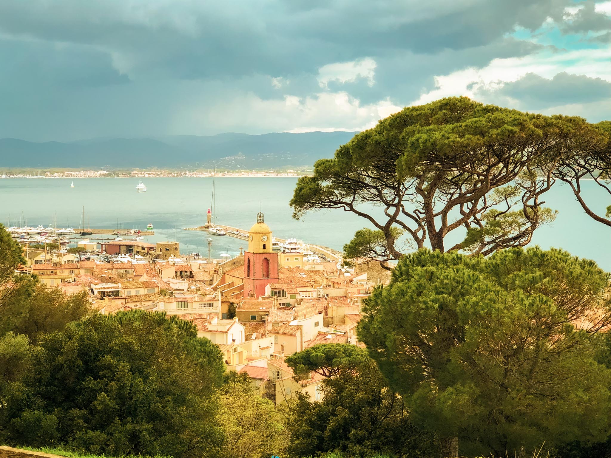 Ein Blick auf die malerische Bucht der Côte d’Azur – hier wurde der Traum von Leichtigkeit und Freiheit geboren, der unsere Kollektionen inspiriert.