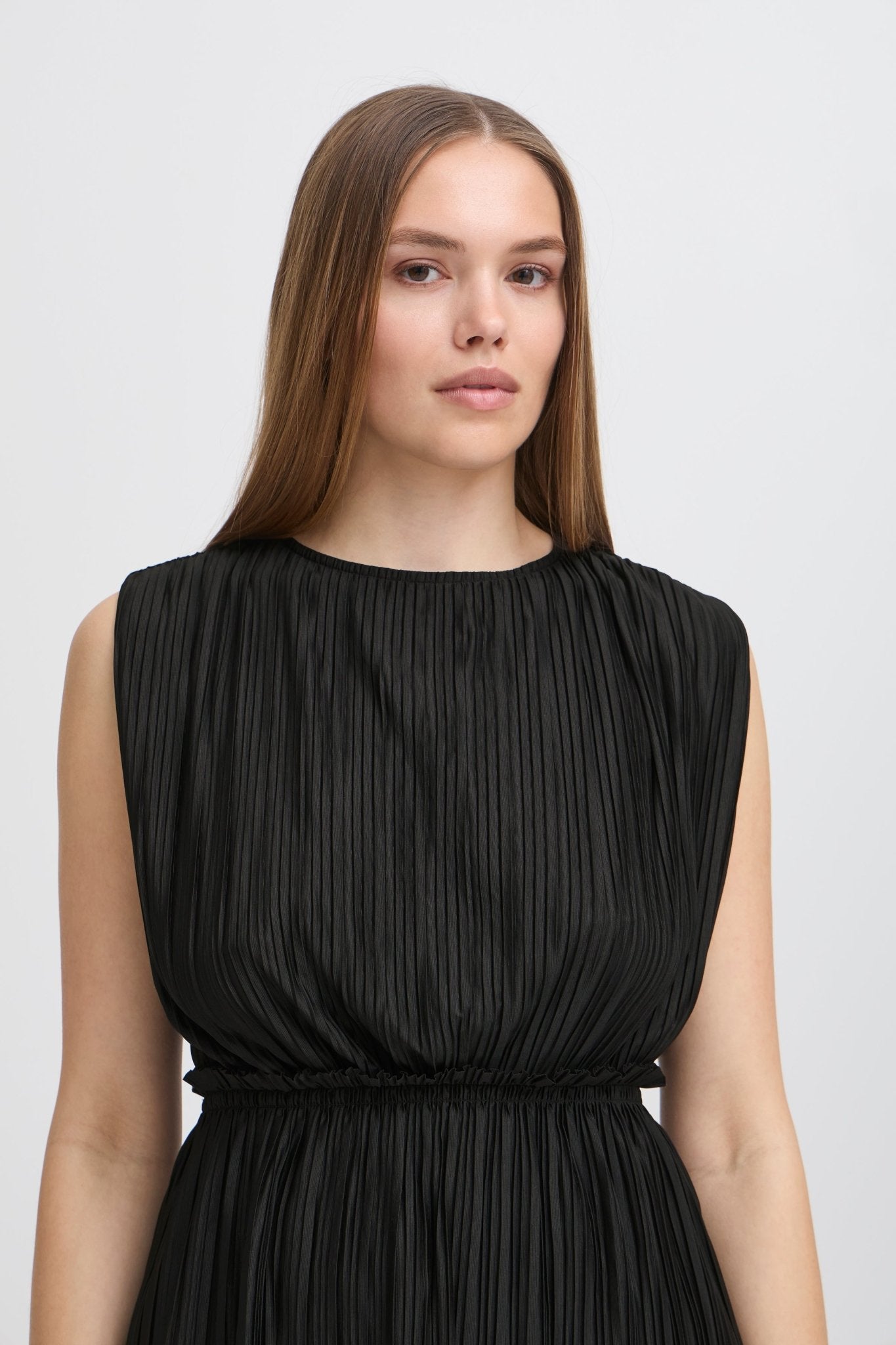 Ärmelloses Plissee - Top in Schwarz - Blossom Hair & Fashion