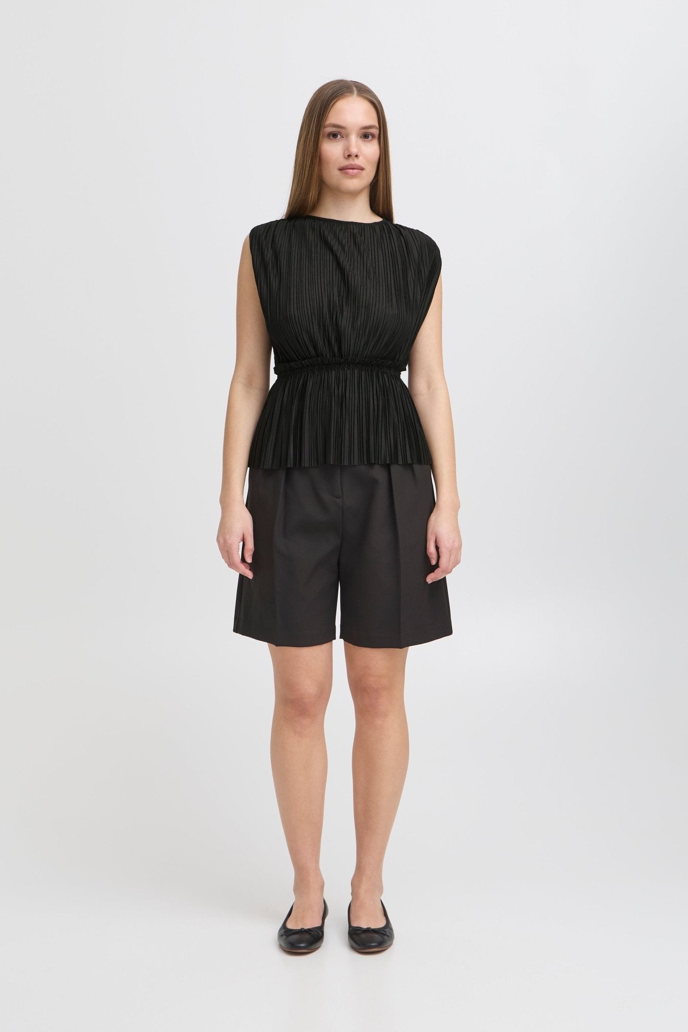 Ärmelloses Plissee - Top in Schwarz - Blossom Hair & Fashion