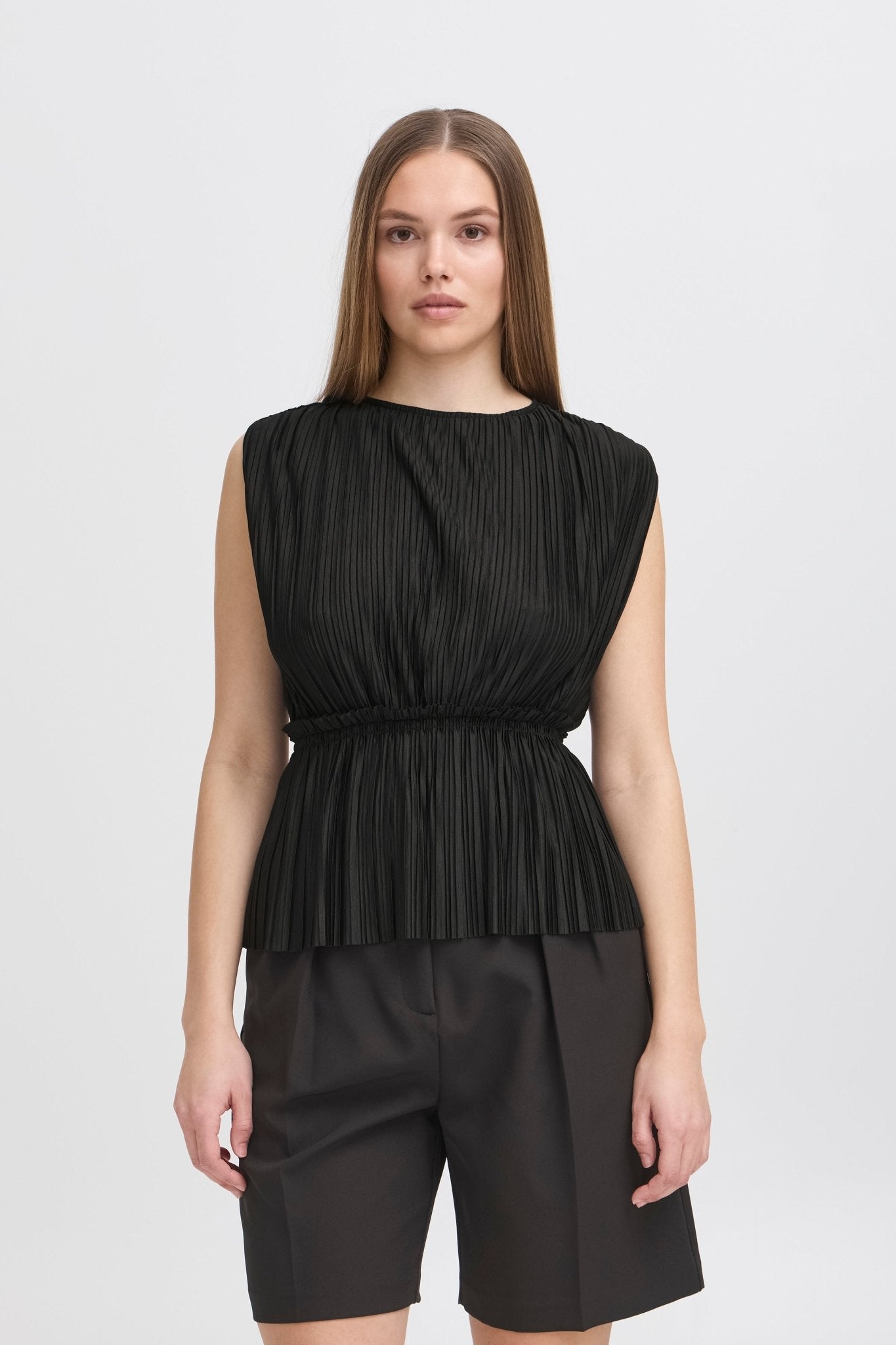 Ärmelloses Plissee - Top in Schwarz - Blossom Hair & Fashion