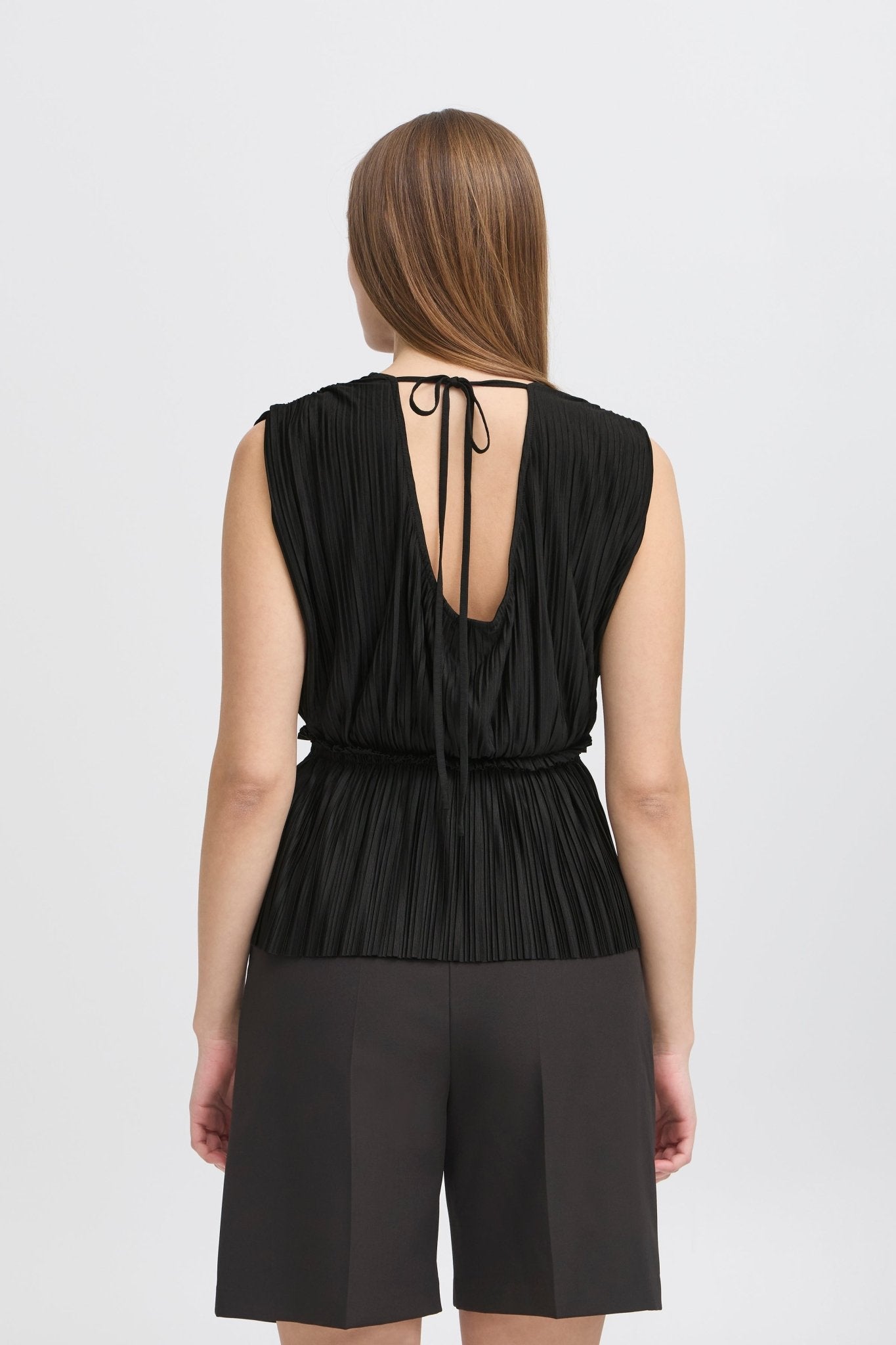 Ärmelloses Plissee - Top in Schwarz - Blossom Hair & Fashion
