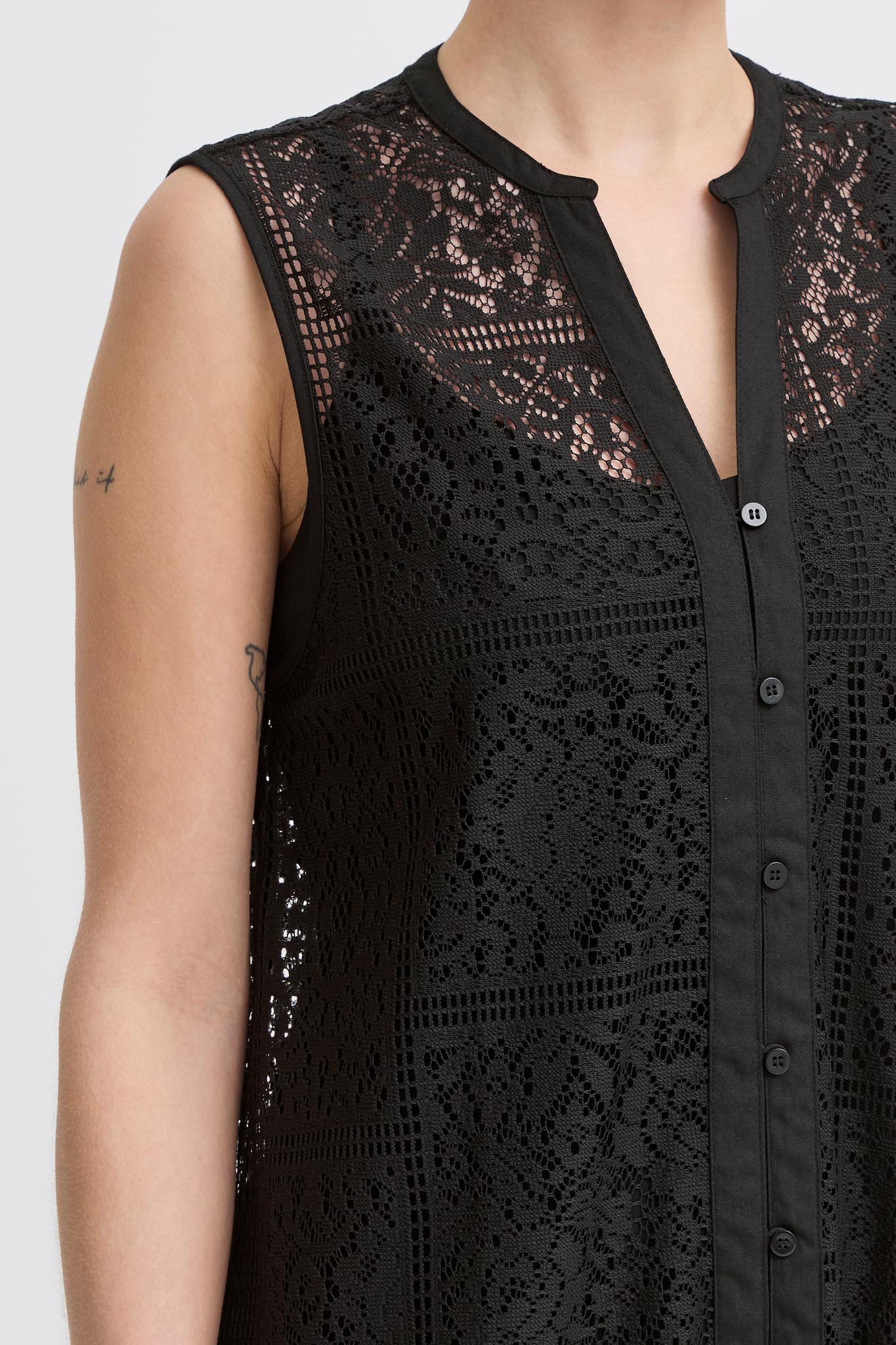 Ärmelloses Spitzenkleid in Schwarz - Blossom Hair & Fashion