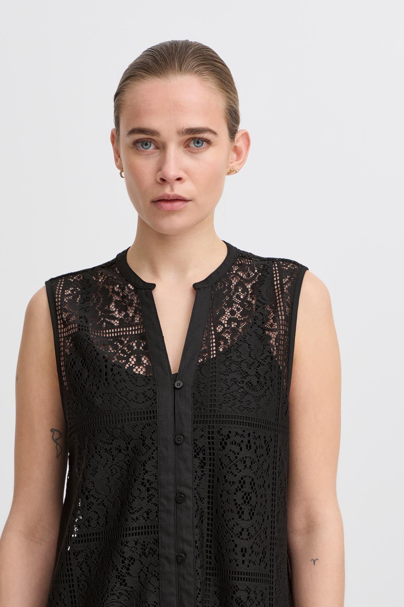 Ärmelloses Spitzenkleid in Schwarz - Blossom Hair & Fashion