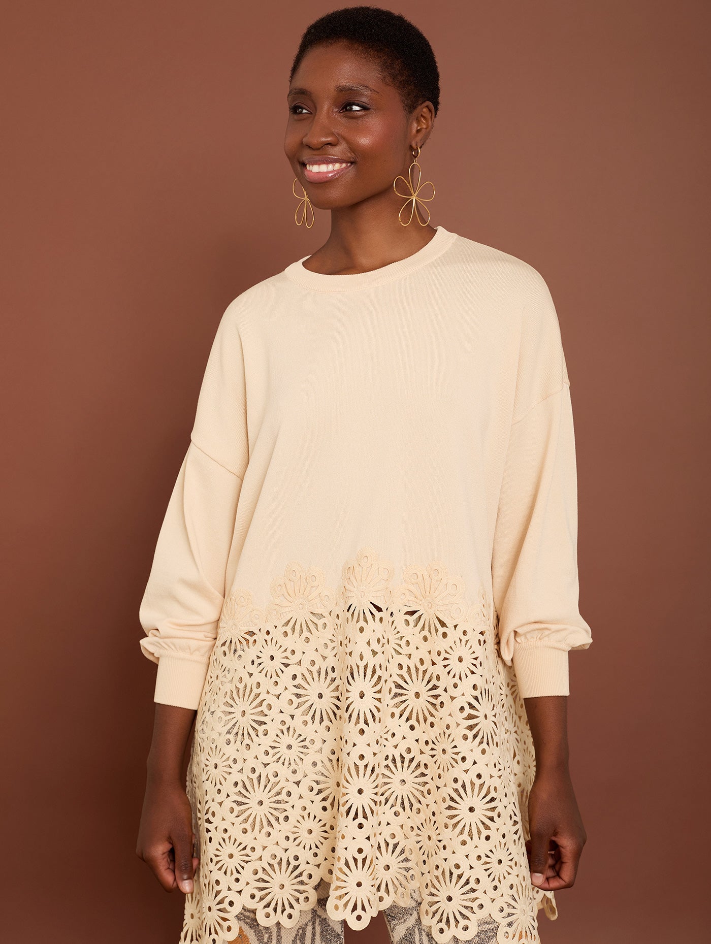 Beiger Pullover mit Cut - Out Spitze - Blossom Hair & Fashion