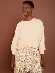 Beiger Pullover mit Cut - Out Spitze - Blossom Hair & Fashion