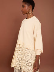 Beiger Pullover mit Cut - Out Spitze - Blossom Hair & Fashion