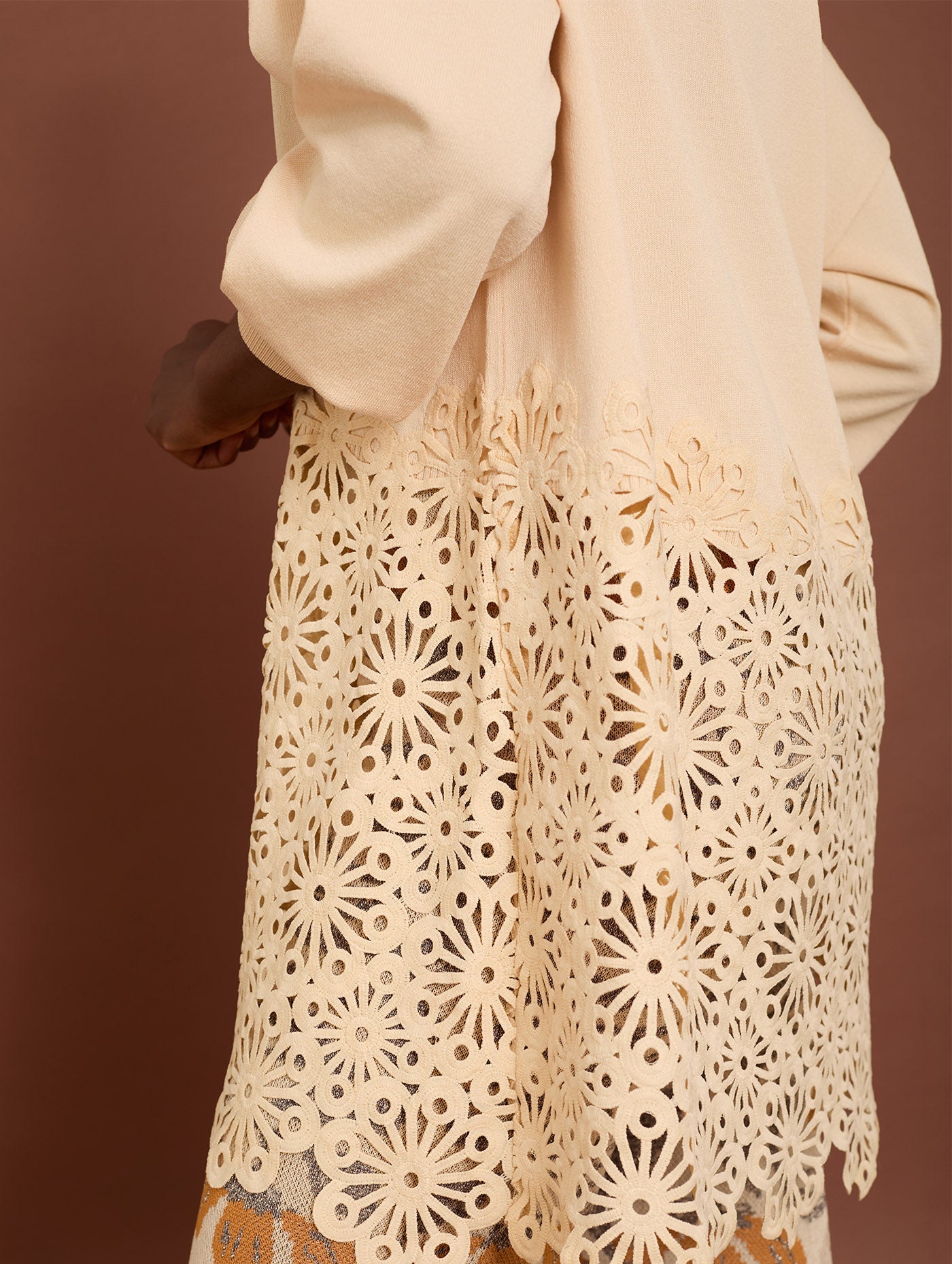 Beiger Pullover mit Cut - Out Spitze - Blossom Hair & Fashion