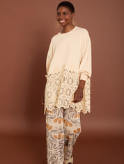 Beiger Pullover mit Cut - Out Spitze - Blossom Hair & Fashion