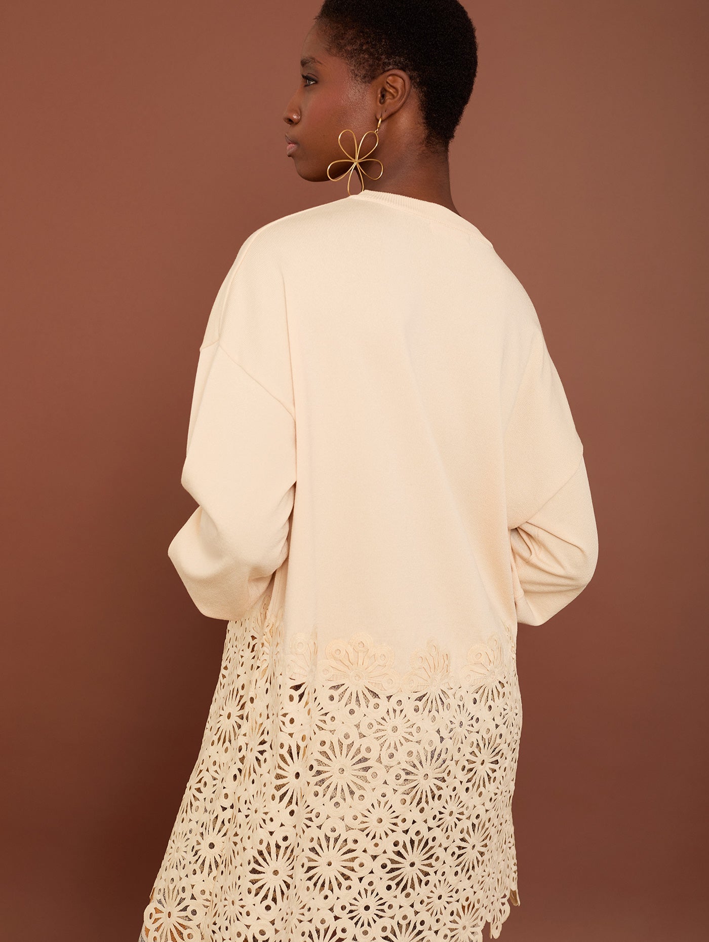 Beiger Pullover mit Cut - Out Spitze - Blossom Hair & Fashion