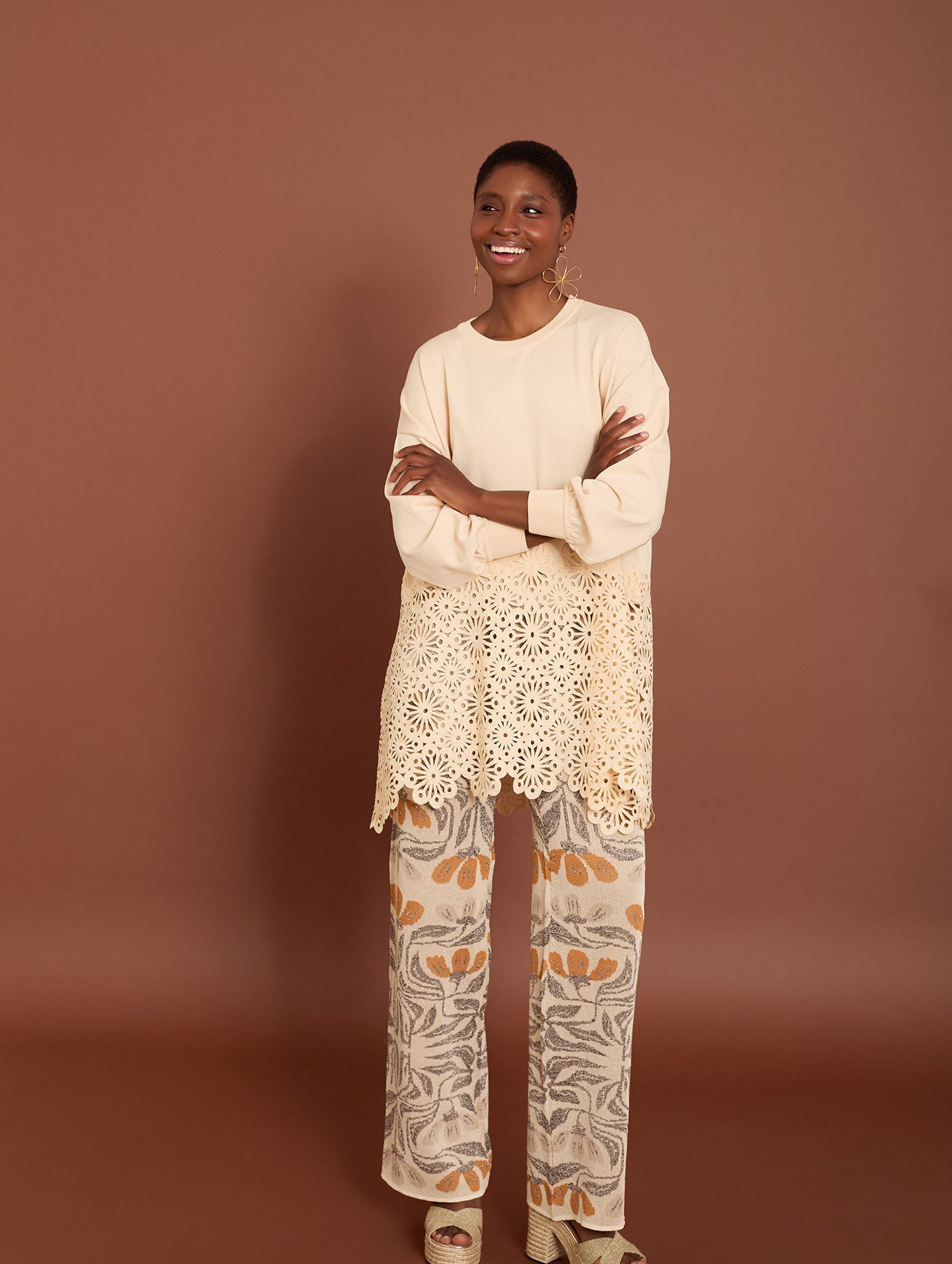 Beiger Pullover mit Cut - Out Spitze - Blossom Hair & Fashion