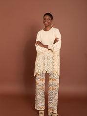 Beiger Pullover mit Cut - Out Spitze - Blossom Hair & Fashion