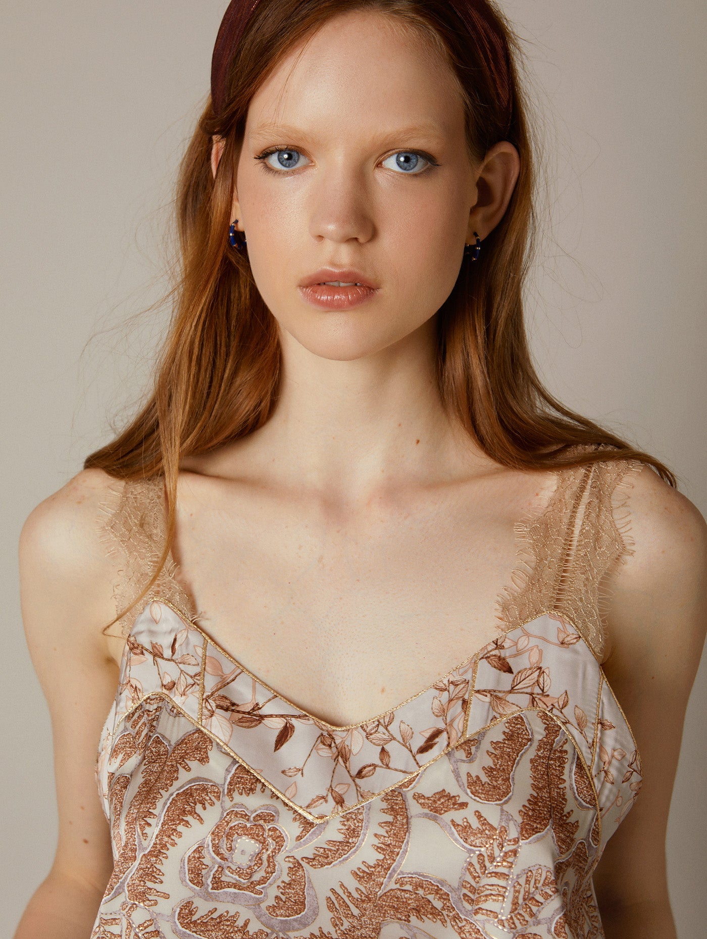 Beiges Spitzen - Top mit floralem Muster für Damen - Blossom Hair & Fashion