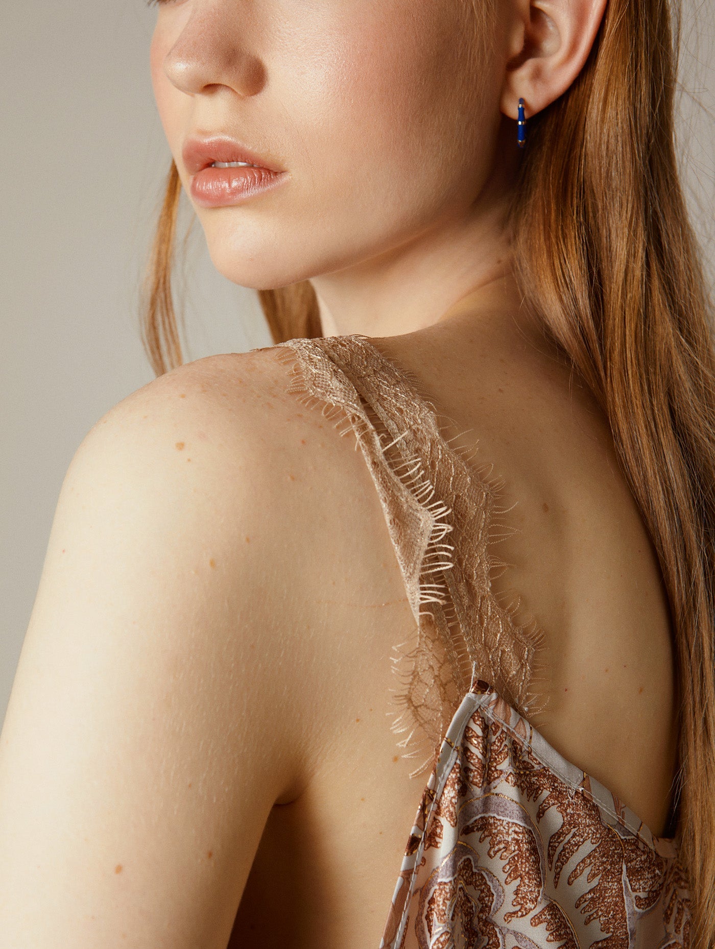 Beiges Spitzen - Top mit floralem Muster für Damen - Blossom Hair & Fashion