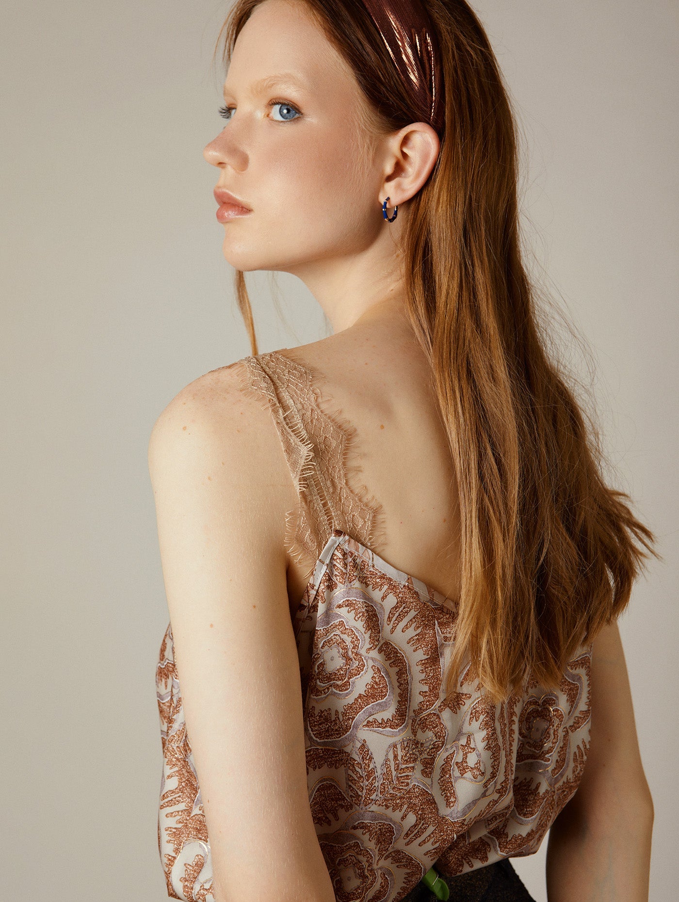 Beiges Spitzen - Top mit floralem Muster für Damen - Blossom Hair & Fashion