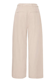 Bequeme Damenhose in Beige mit weitem Bein und Bindegürtel - Blossom Hair & Fashion