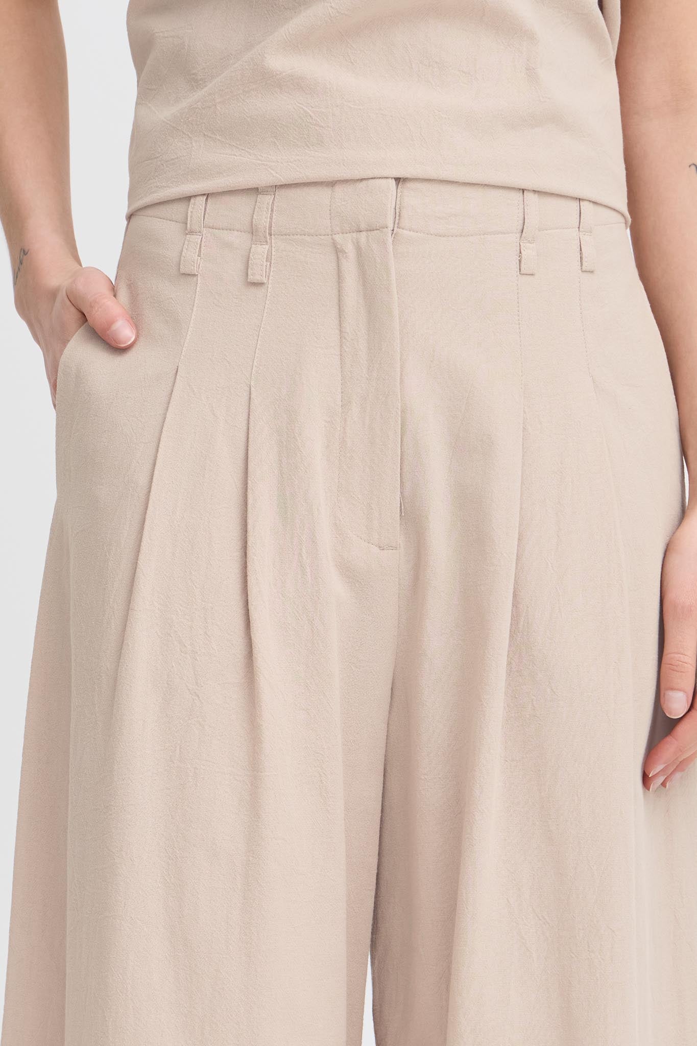 Bequeme Damenhose in Beige mit weitem Bein und Bindegürtel - Blossom Hair & Fashion
