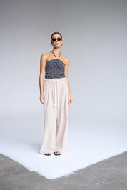 Bequeme Damenhose in Beige mit weitem Bein und Bindegürtel - Blossom Hair & Fashion