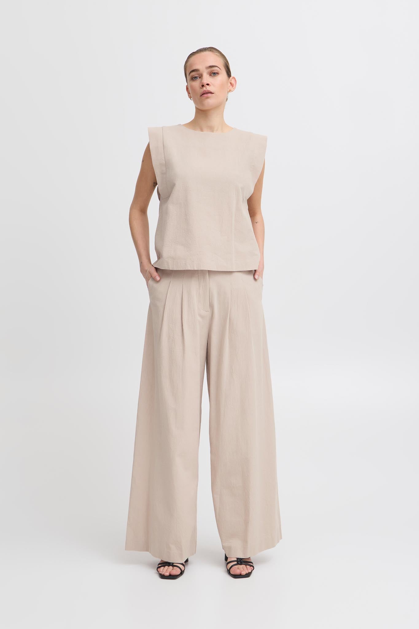 Bequeme Damenhose in Beige mit weitem Bein und Bindegürtel - Blossom Hair & Fashion