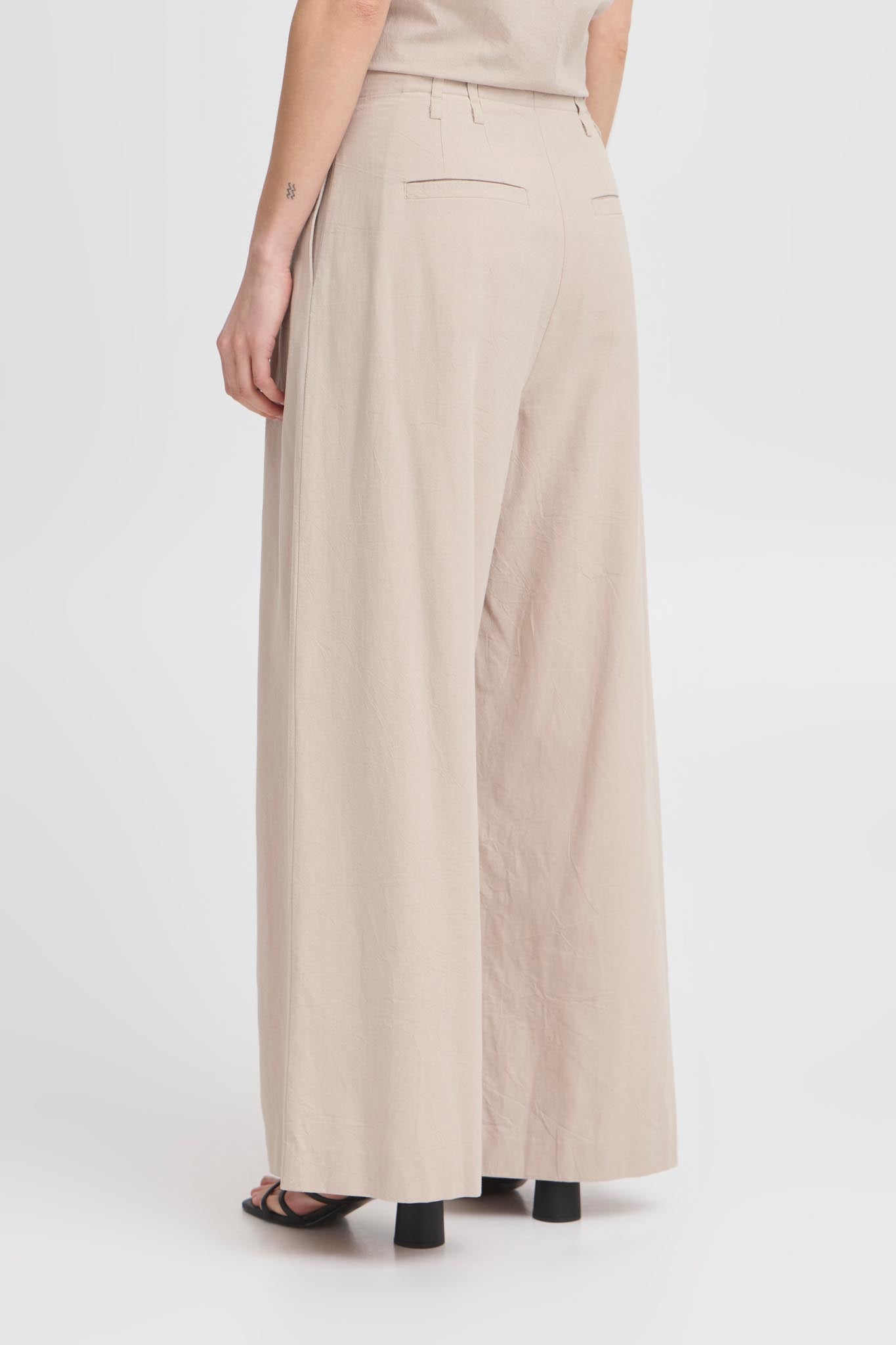 Bequeme Damenhose in Beige mit weitem Bein und Bindegürtel - Blossom Hair & Fashion