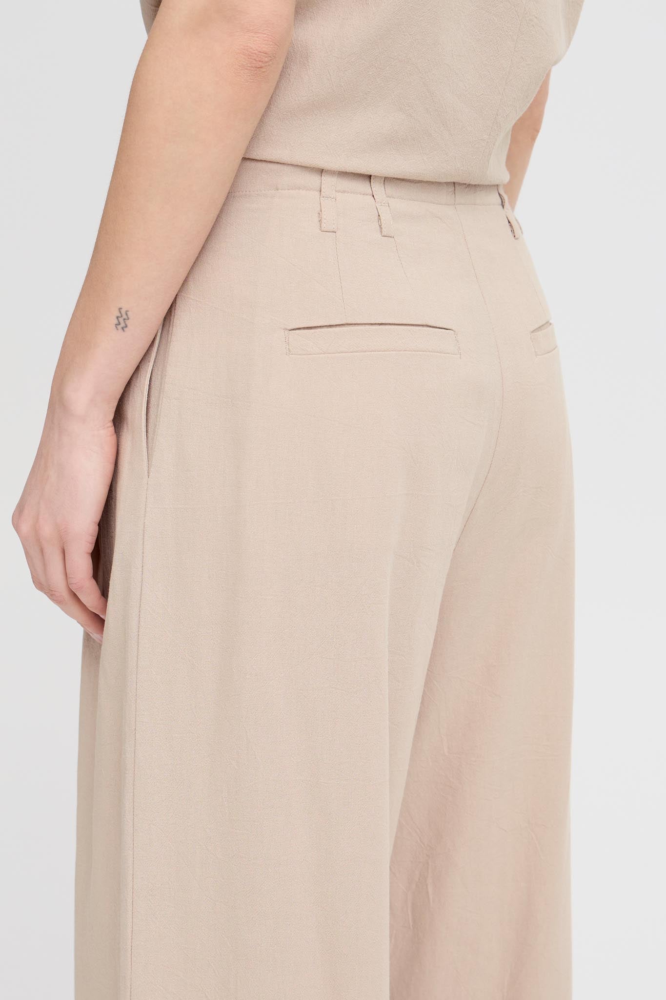 Bequeme Damenhose in Beige mit weitem Bein und Bindegürtel - Blossom Hair & Fashion