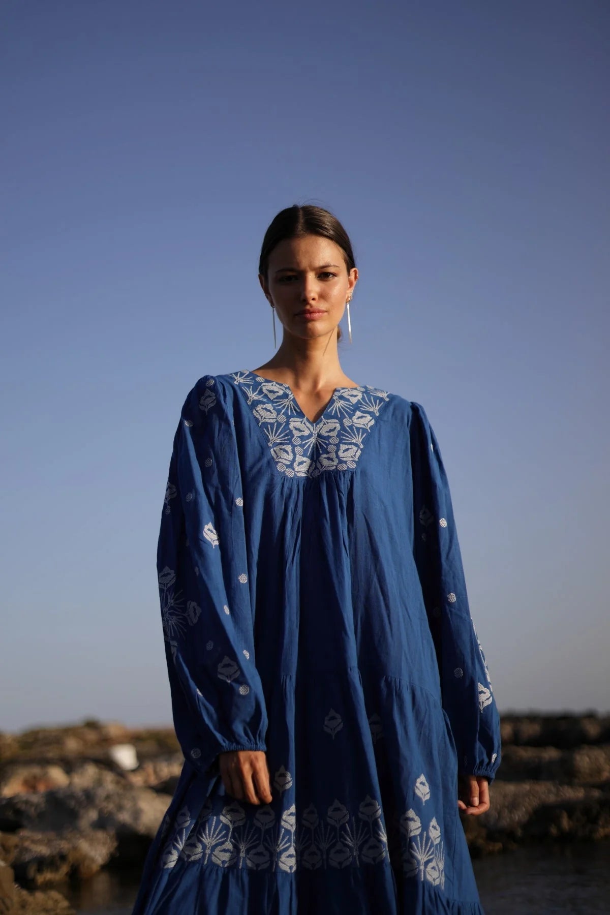 Besticktes Maxikleid aus Baumwolle in Königsblau - Blossom Hair & Fashion