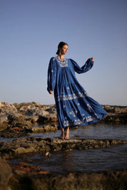 Besticktes Maxikleid aus Baumwolle in Königsblau - Blossom Hair & Fashion