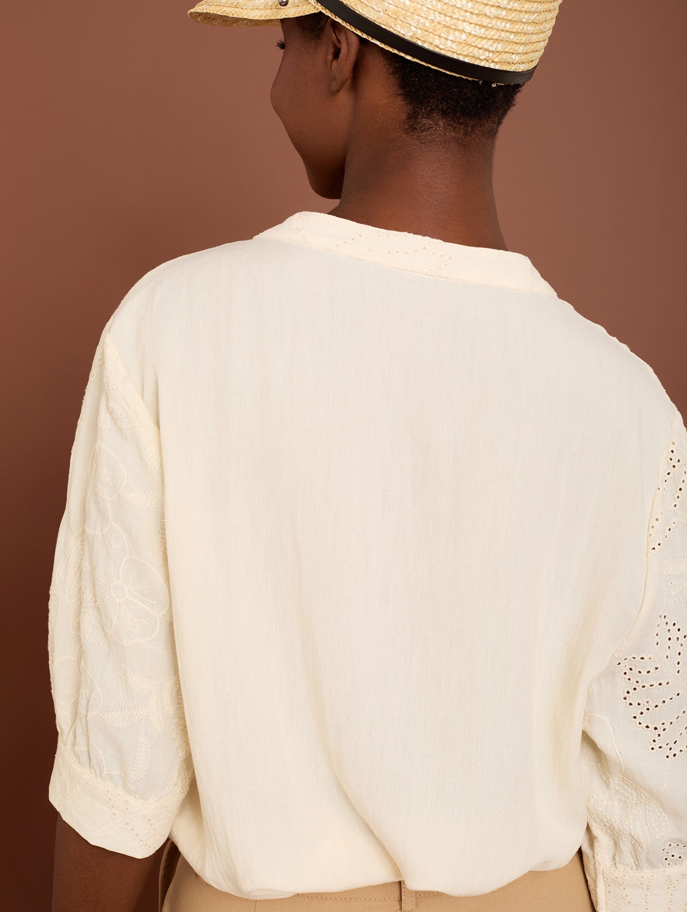 Blusa Bordada de manga corta - Blossom Hair & Fashion