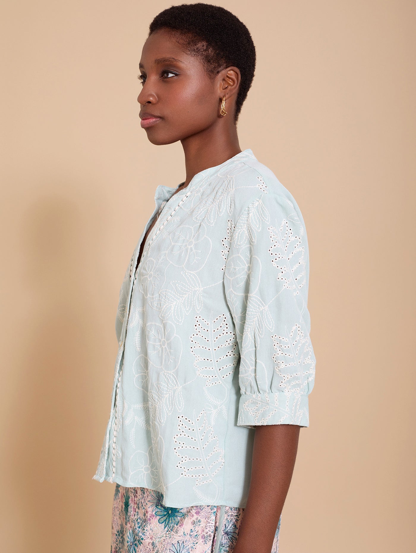 Blusa Bordada de manga corta - Blossom Hair & Fashion