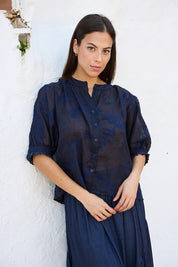 Bluse aus Ramie mit Ton - in - Ton - Stickerei in Nachtblau - Blossom Hair & Fashion