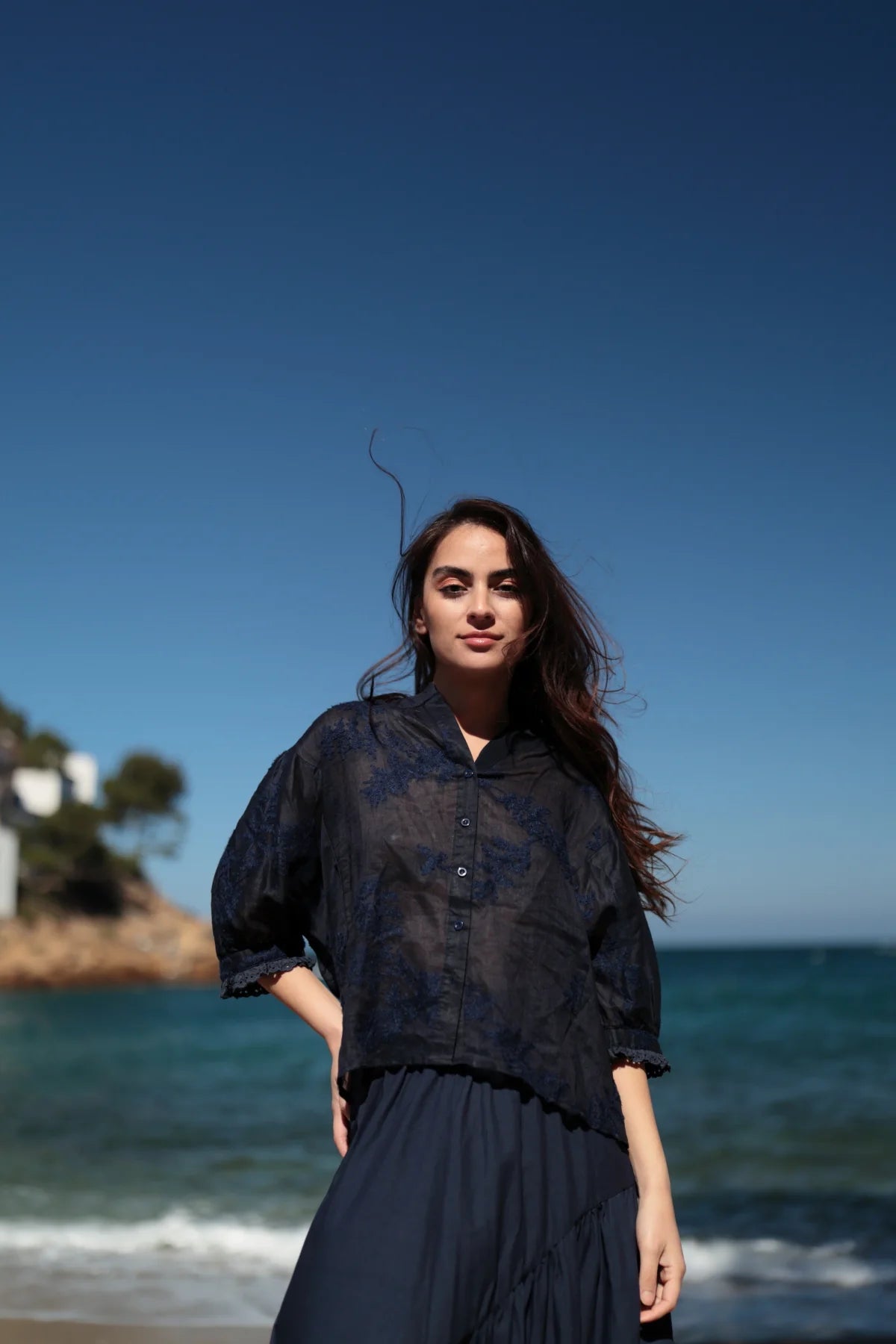 Bluse aus Ramie in Dunkelblau – edle Damenbluse mit Stickerei