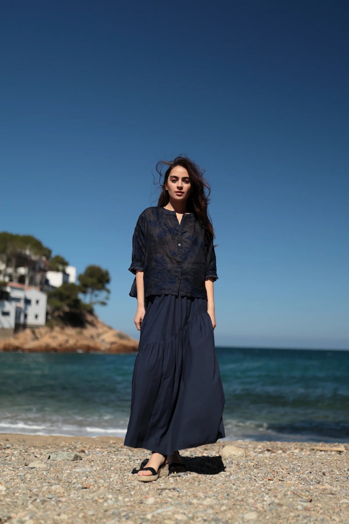 Bluse aus Ramie mit Ton - in - Ton - Stickerei in Nachtblau - Blossom Hair & Fashion