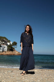 Bluse aus Ramie mit Ton - in - Ton - Stickerei in Nachtblau - Blossom Hair & Fashion