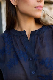Bluse aus Ramie mit Ton - in - Ton - Stickerei in Nachtblau - Blossom Hair & Fashion