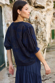 Bluse aus Ramie mit Ton - in - Ton - Stickerei in Nachtblau - Blossom Hair & Fashion