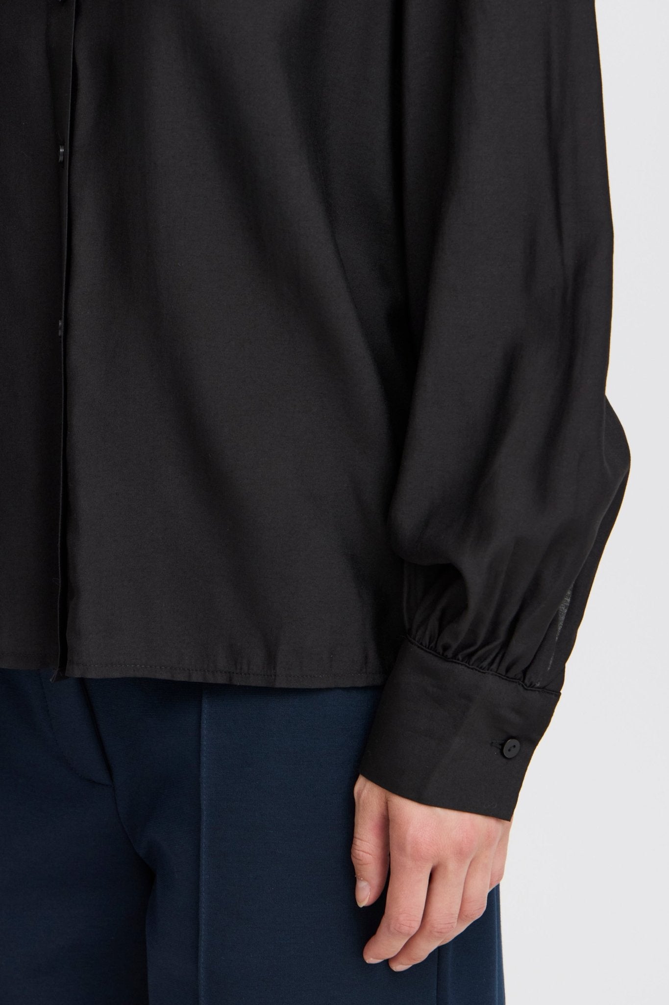 Bluse langarm in Schwarz oder Rot mit Kragen - Blossom Hair & Fashion