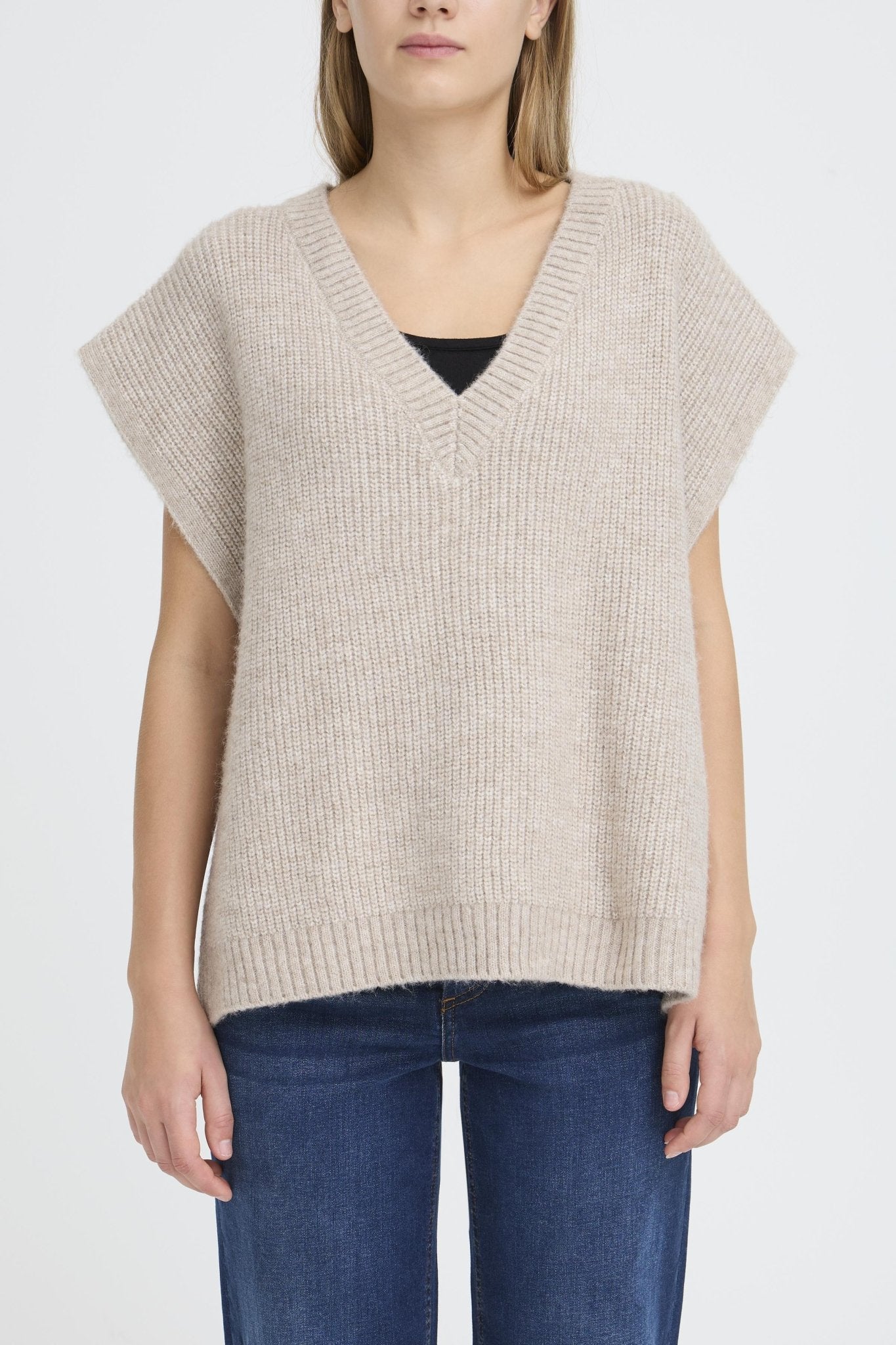 Damen Strickponcho Beige – ärmellos mit V - Ausschnitt - Blossom Hair & Fashion