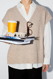Damen Strickponcho Beige – ärmellos mit V - Ausschnitt - Blossom Hair & Fashion