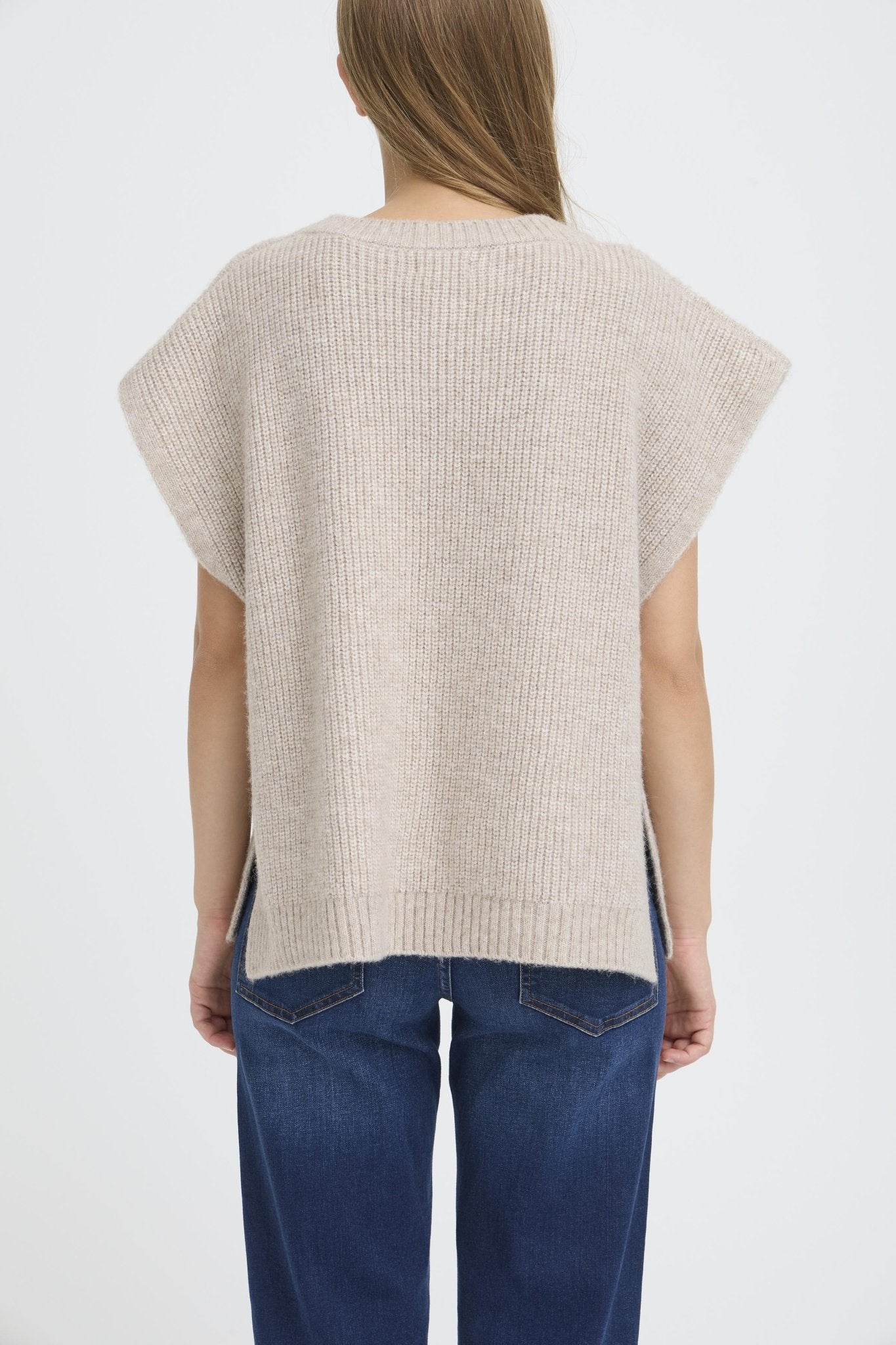 Damen Strickponcho Beige – ärmellos mit V - Ausschnitt - Blossom Hair & Fashion