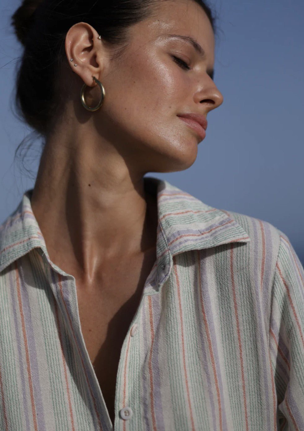 Gestreiftes Hemdblusenkleid aus Baumwolle – Sommerlicher Chic für Damen - Blossom Hair & Fashion