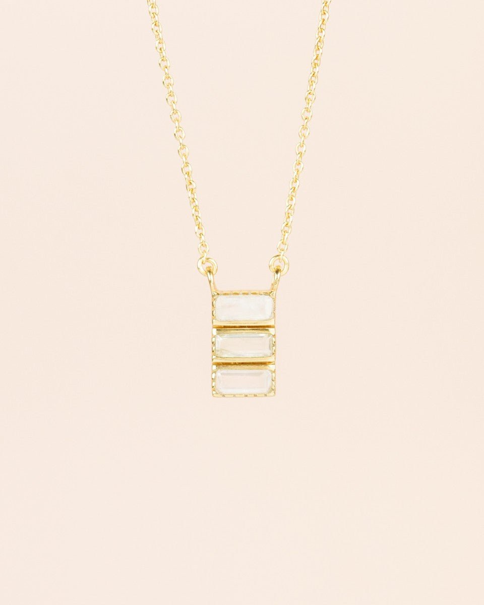 Goldene Halskette mit weißem Mondstein - Anhänger - Blossom Hair & Fashion