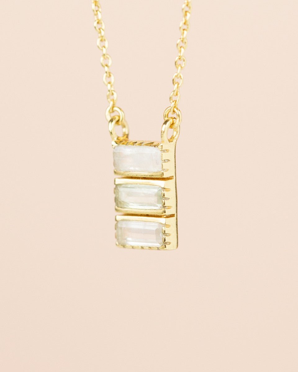 Goldene Halskette mit weißem Mondstein - Anhänger - Blossom Hair & Fashion