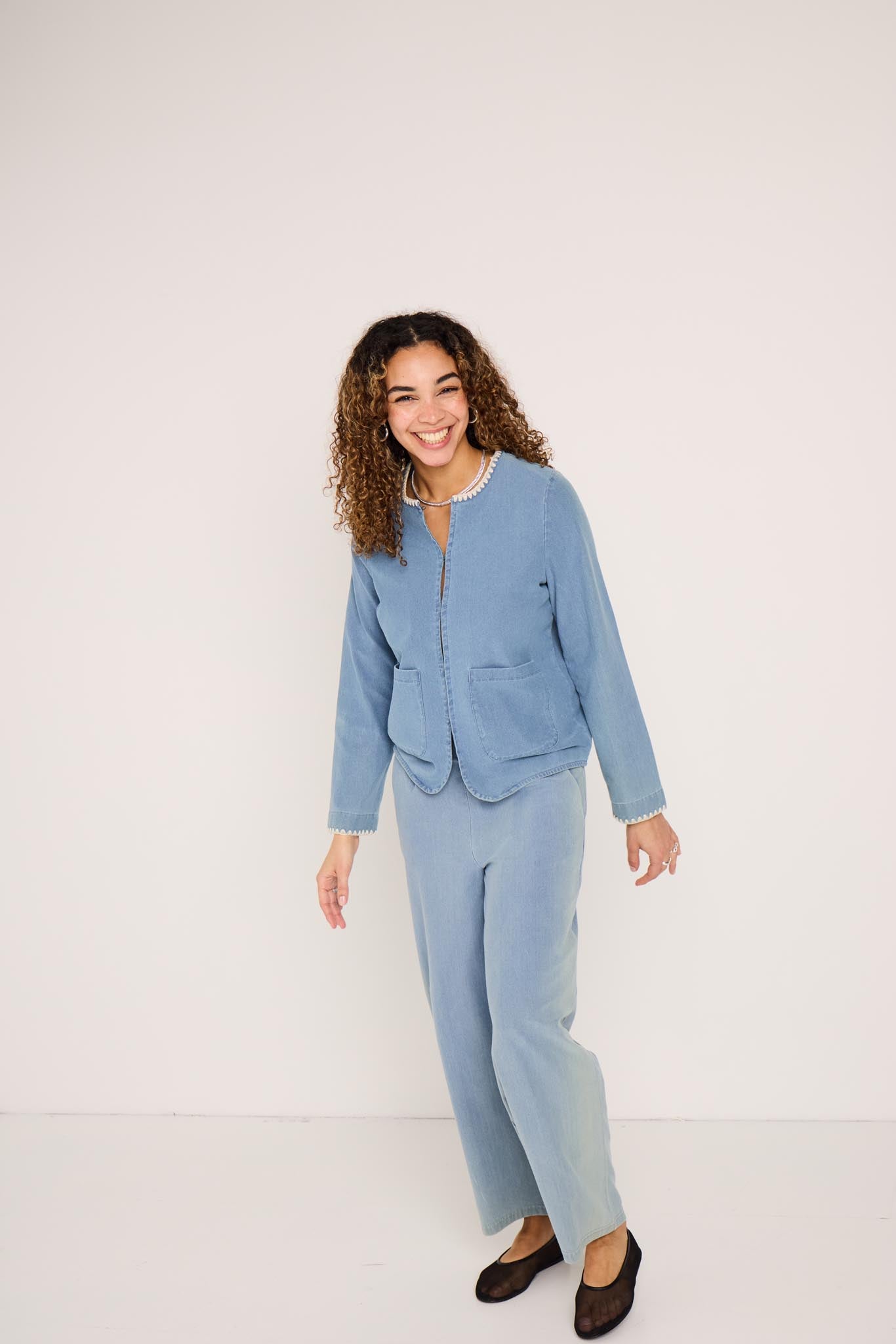 Hellblaue Damenhose mit weitem Bein und Stretchanteil - Blossom Hair & Fashion