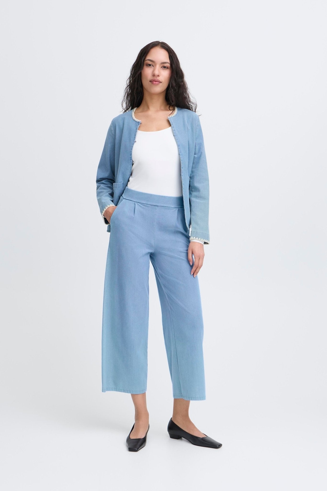 Hellblaue Damenhose mit weitem Bein und Stretchanteil - Blossom Hair & Fashion