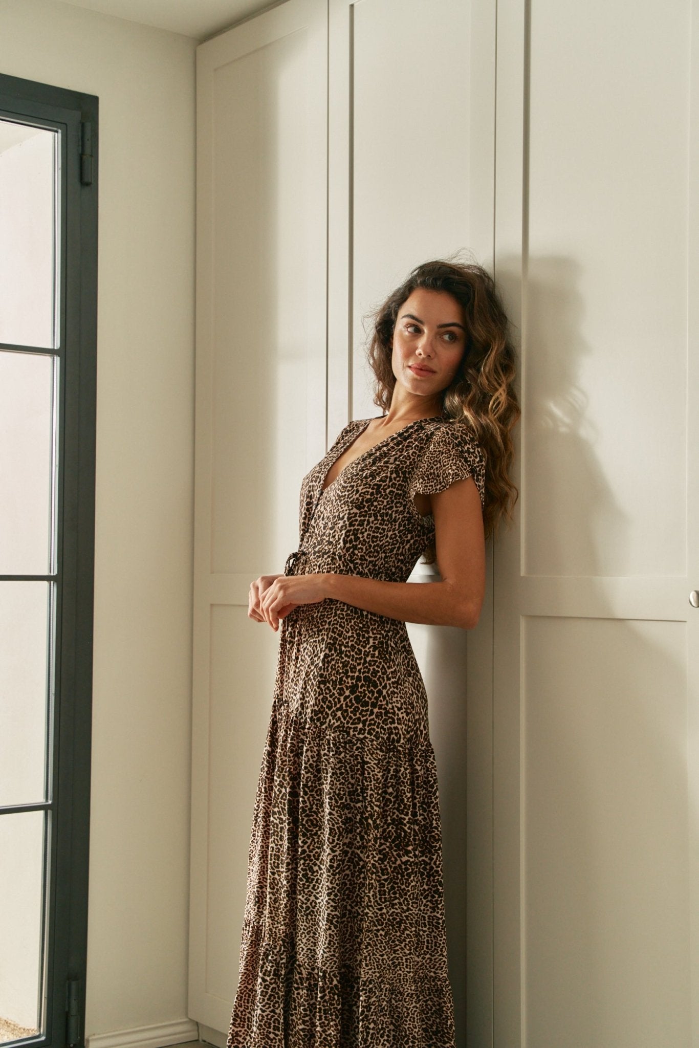 Leo Maxikleid mit V - Ausschnitt und Taillierung - Blossom Hair & Fashion