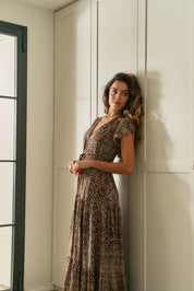 Leo Maxikleid mit V - Ausschnitt und Taillierung - Blossom Hair & Fashion