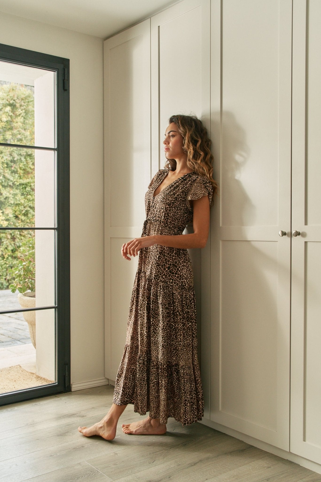 Leo Maxikleid mit V - Ausschnitt und Taillierung - Blossom Hair & Fashion