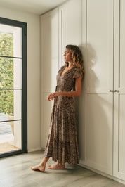 Leo Maxikleid mit V - Ausschnitt und Taillierung - Blossom Hair & Fashion