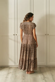 Leo Maxikleid mit V - Ausschnitt und Taillierung - Blossom Hair & Fashion