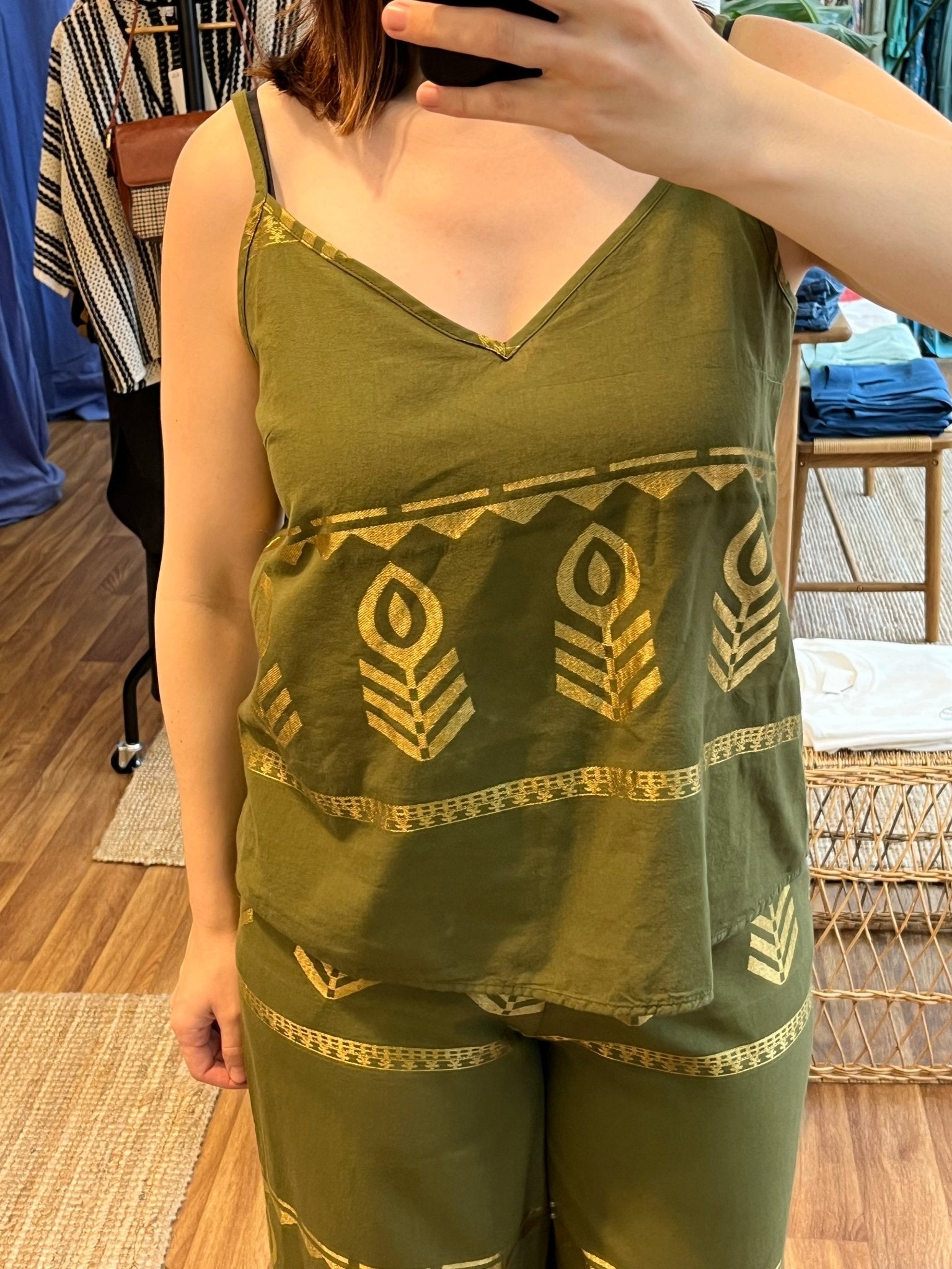 Olivgrünes Boho - Top mit Goldprint - Blossom Hair & Fashion