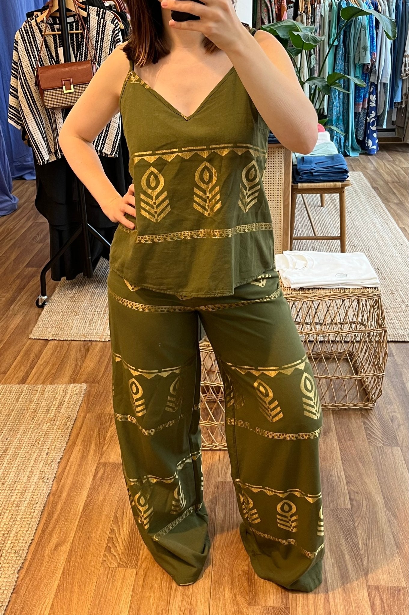 Olivgrünes Boho - Top mit Goldprint - Blossom Hair & Fashion